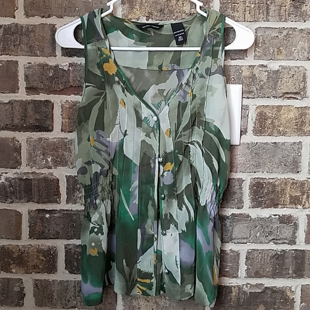 💥🎪⭐New York & Company Sheer Floral Top